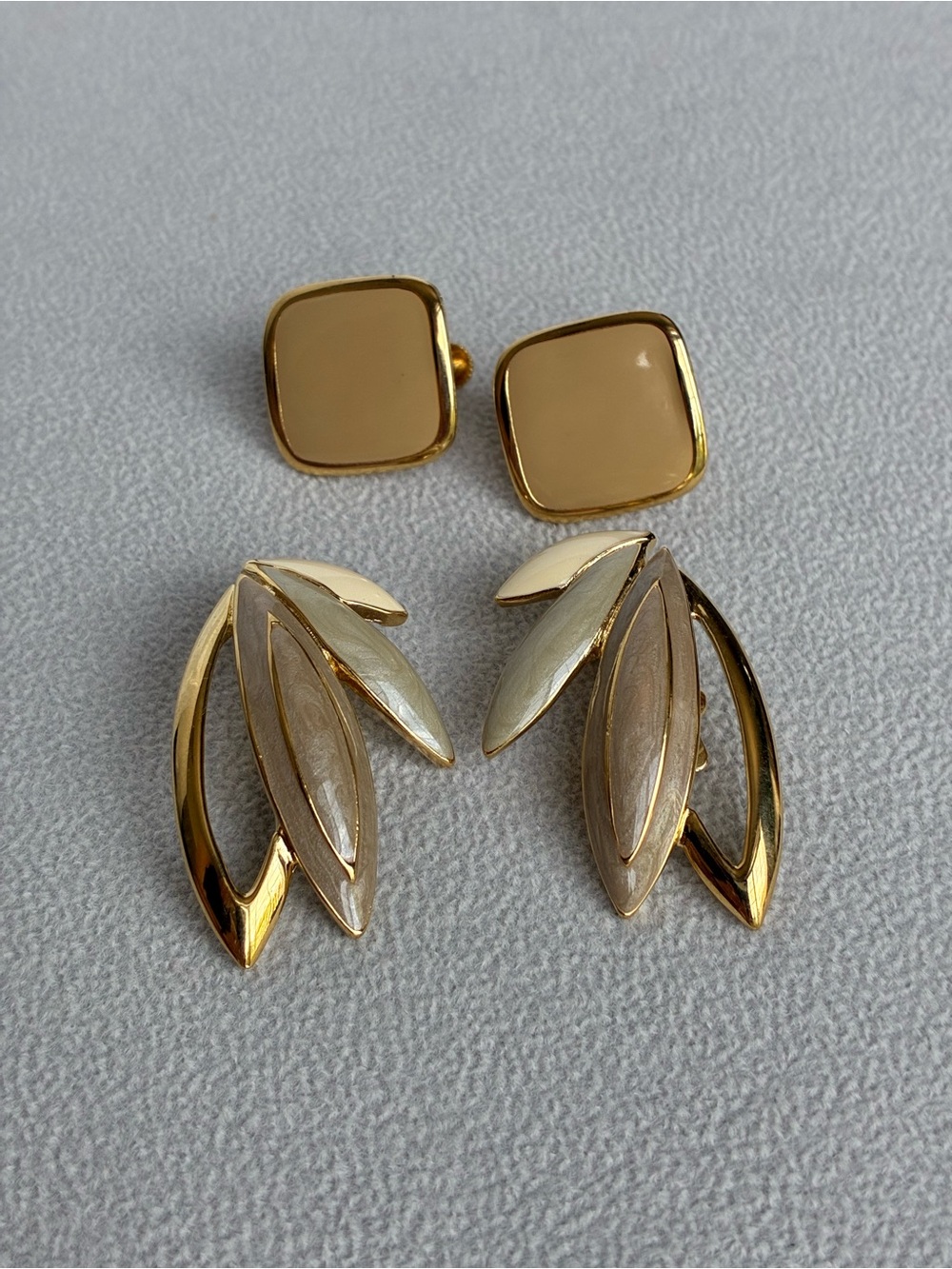 Trifari and Napier Vintage Designer Clip On Earrings, Gold Tone - Picture 8 of 8